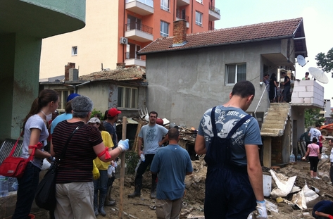 Юни 2014: Агитката на Спартак (Варна) се включва в разчистването след потопа в кв. Аспарухово